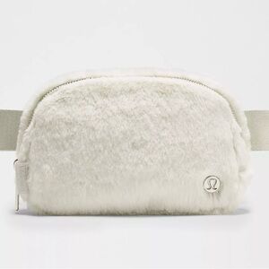 Lululemon Everywhere Belt Bag Bone/Sliver Plush Fleece